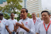 Presiden Joko Widodo didampingi sejumlah menteri memberi keterangan usai mengajak para duta besar negara-negara ASEAN santap pagi di Sarinah, Minggu (29/1/2023)