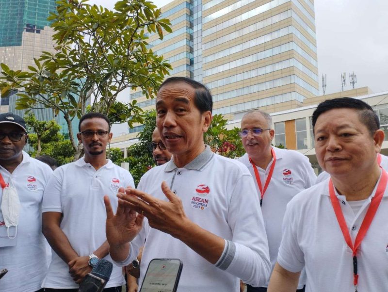 Presiden Joko Widodo didampingi sejumlah menteri memberi keterangan usai mengajak para duta besar negara-negara ASEAN santap pagi di Sarinah, Minggu (29/1/2023)