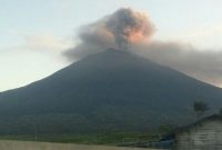 Gunung Kerinci saat erupsi, ilustrasi. (Foto: Istimewa)