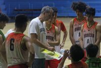 Pelatih Timnas Basket Indonesia Milos Pejic saat memberikan arahannya kepada para pemain saat laga uji coba beberapa waktu lalu di GOR Soemantri Brojonegoro, Kuningan, Jakarta