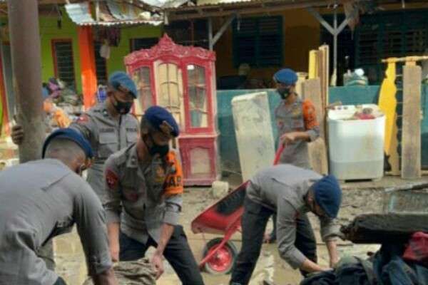Pasca Banjir Manado, Pasukan Brimob Lakukan Bersih-Bersih di Mahawu dan Bailang, Minggu (29/1/2023)