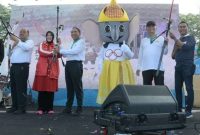Menpora RI Zainuddin Amali bersama Ketua Umum KONI Pusat Marciano Norman , dan Penjabat Gubernur Aceh Achmad Marzuki saat meluncurkan maskot, logo, dan tagline PON XXI Aceh-Sumut Tahun 2024, di Lapangan Blang Padang, Banda Aceh, Sabtu (28/1/2023)