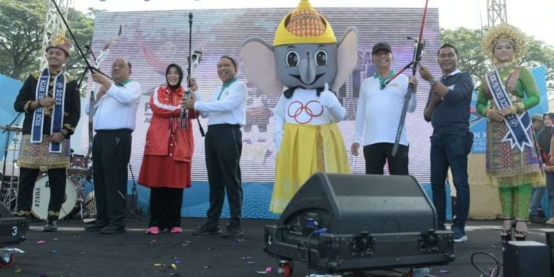 Menpora RI Zainuddin Amali bersama Ketua Umum KONI Pusat Marciano Norman , dan Penjabat Gubernur Aceh Achmad Marzuki saat meluncurkan maskot, logo, dan tagline PON XXI Aceh-Sumut Tahun 2024, di Lapangan Blang Padang, Banda Aceh, Sabtu (28/1/2023)
