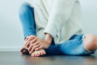 Ilustrasi telapak kaki dingin (Photo by Imani Bahati on Unsplash)