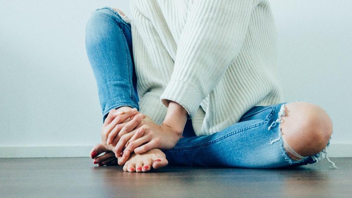 Ilustrasi telapak kaki dingin (Photo by Imani Bahati on Unsplash)