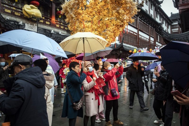 Pejalan kaki di area perbelanjaan Najing East Road selama liburan Tahun Baru Imlek di Shanghai, China, Selasa, (24/1/2023). Bloomberg - Qilai Shen.