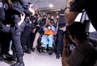 Tersangka kasus dugaan korupsi pembangunan infrastruktur di Provinsi Papua Lukas Enembe dibawa petugas KPK usai dihadirkan di Paviliun Kartika RSPAD Gatot Subroto, Jakarta, Rabu (11/1/2023) 