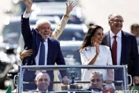 Luiz Inacio Lula da Silva (kiri) melambaikan tangan usai dilantik menjadi Presiden Brasil. (Foto: Xinhua)
