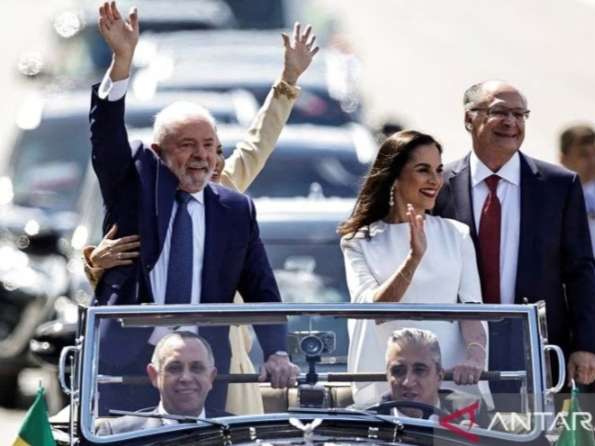 Luiz Inacio Lula da Silva (kiri) melambaikan tangan usai dilantik menjadi Presiden Brasil. (Foto: Xinhua)