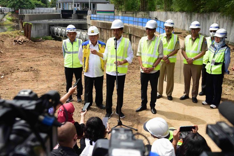 Presiden Jokowi meninjau progres pembangunan sodetan Kali Ciliwung ke KBT, Jakarta, Selasa (24/01/2023)
