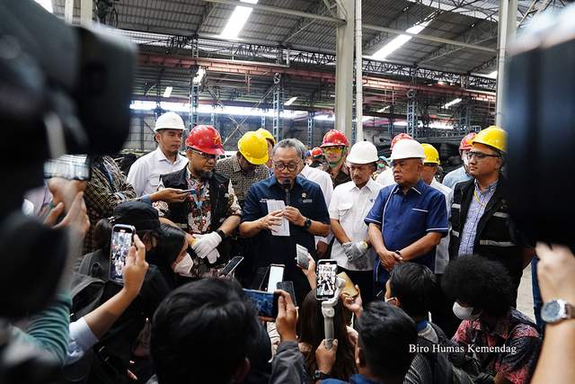 Menteri Perdagangan Zulkifli Hasan memimpin kegiatan pemusnahan barang hasil pengawasan berupa produk baja tulang beton, Kamis (12/1/2023). (Foto: Kemendag)
