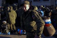 Warga negara Rusia yang direkrut selama mobilisasi parsial terlihat dikirim untuk memerangi area koordinasi setelah panggilan militer untuk perang Rusia-Ukraina di Moskow, Rusia pada 10 Oktober 2022. (Anadolu Agency via Getty Images)