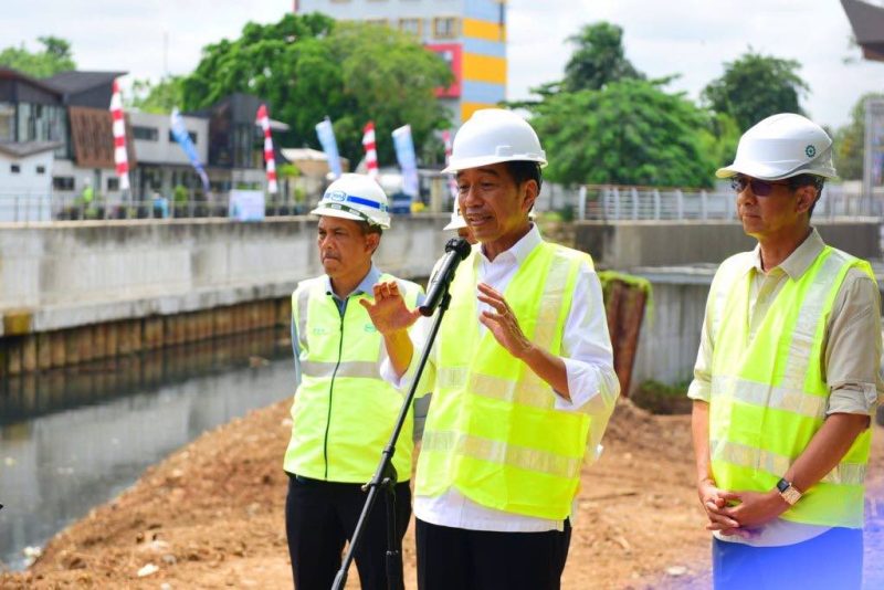 Presiden Jokowi meninjau progres pembangunan sodetan Kali Ciliwung ke KBT, Jakarta, Selasa (24/01/2023). (Foto: Humas