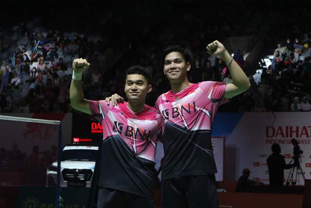 Ganda putra Indonesia Leo Rolly/Daniel Marthin usai menghadapi wakil Tiongkok He Ji Ting/ Zhou Hao Dong pada final Daihatsu Indonesia Masters 2023 di Istora Senayan, Jakarta, Minggu (29/1/2023).