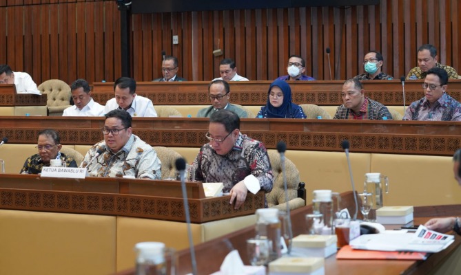 Ketua Bawaslu Rahmat Bagja (dua dari kiri) bersama empat Anggota Bawaslu; Herwyn JH Malonda, Puadi, Totok Hariyono, dan Lolly Suhenty mengikuti RDP Komisi II DPR RI di Jakarta, Rabu (11/01/2023)