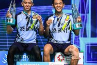 Ganda putra Indonesia, Fajar Alfian/Muhammad Rian Ardianto memegang trofi usai menjuarai Malaysia Open 2022 di Axiata Arena, Minggu (15/1/2023) sore WIB