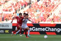 Pemain Timnas Indonesia Rachmat Irianto (13) bersama kapten Fachruddin Aryanto (19) saat mengawal gelandang Vietnam Phan Van Duc yang memasuki area pertahanan Indonesia pada leg pertama semifinal Piala AFF 2022, Jumat (6/1/2023) di Stadion Utama Gelora Bung Karno Senaya, Jakarta. (FOTO: PSSI)