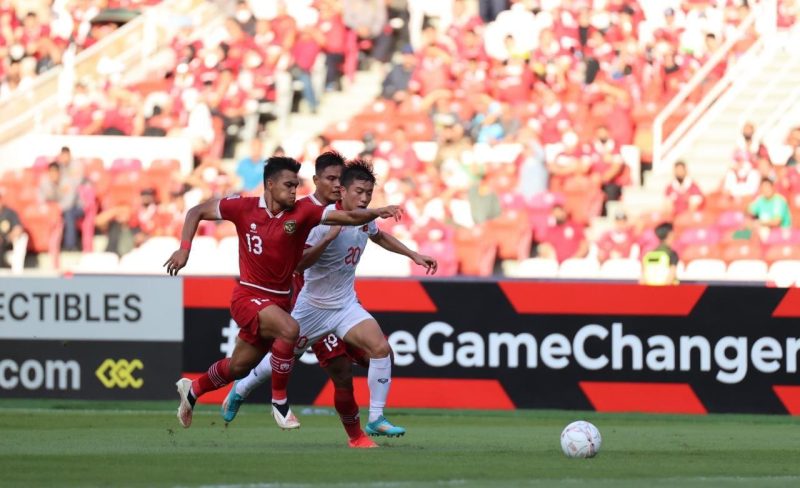 Pemain Timnas Indonesia Rachmat Irianto (13) bersama kapten Fachruddin Aryanto (19) saat mengawal gelandang Vietnam Phan Van Duc yang memasuki area pertahanan Indonesia pada leg pertama semifinal Piala AFF 2022, Jumat (6/1/2023) di Stadion Utama Gelora Bung Karno Senaya, Jakarta. (FOTO: PSSI)