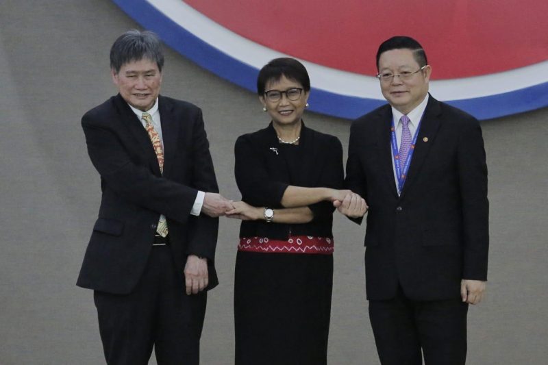 Dato Lim Jock Hoi, Menlu RI Retno Marsudi dan Kao Kim Hourn, usai sertijab Sekjen ASEAN, Senin (9/1/2023), di Sekretariat ASEAN, Jakarta. (Foto: KemenluRI)