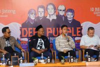 Wali Kota Solo Gibran Rakabuming Raka (kedua dari kanan), Founder Rajawali Indonesia Anas Alimi (kedua dari kiri) menggelar konferensi pers persiapan konser Band rock Deep Purple. (Foto: Istimewa)