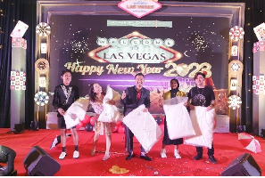 Tamu yang mendapat hadiah merchandise dari Hotel Harper Palembang