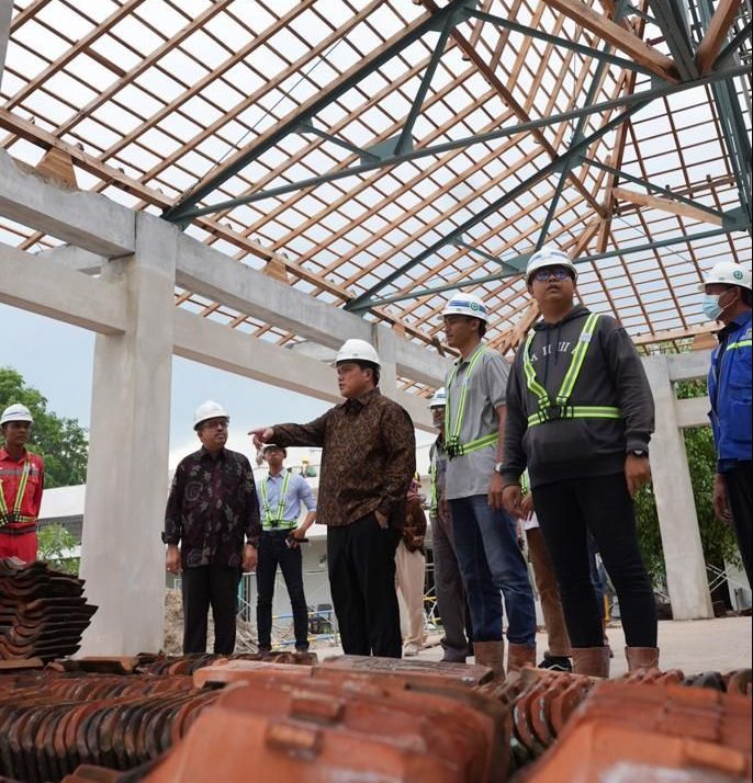 Menteri BUMN Erick Thohir saat melihat progres revitalisasi Lokananta. Foto: Kementerian BUMN