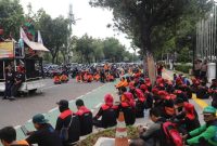 Sejumlah elemen buruh melakukan aksi demonstrasi di Kantor Balai Kota, Jakarta Pusat, Jumat (2/12/2022)
