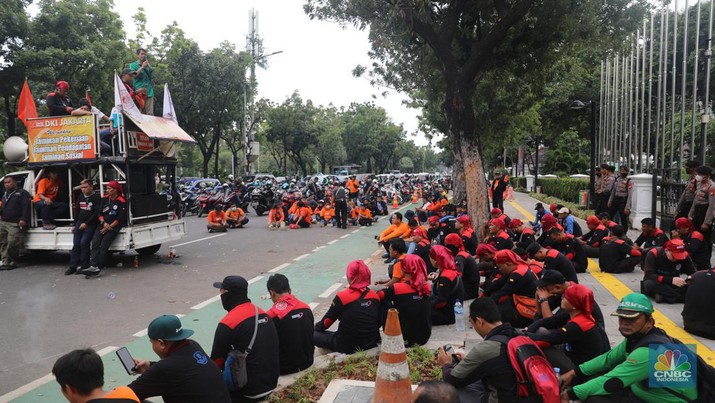 Sejumlah elemen buruh melakukan aksi demonstrasi di Kantor Balai Kota, Jakarta Pusat, Jumat (2/12/2022)