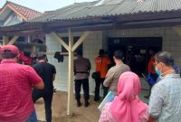 Pihak kepolisian dan warga mendatangi Rumah kontrakan sekeluarga yang keracunan di Bantar Gebang, Bekasi. Foto: (Istimewa)