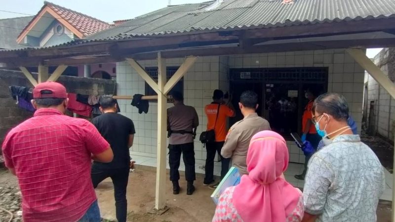 Pihak kepolisian dan warga mendatangi Rumah kontrakan sekeluarga yang keracunan di Bantar Gebang, Bekasi. Foto: (Istimewa)
