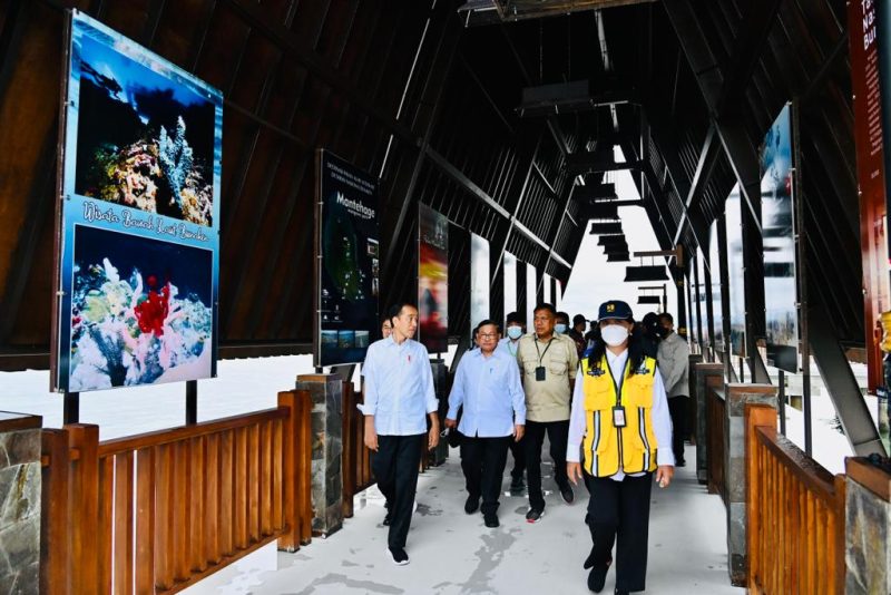 Presiden Jokowi didampingi Seskab Pramono Anung dan Menteri PUPR Basuki Hadimuljono meninjau Kawasan Wisata Bunaken, Jumat (20/01/2023), di Pulau Bunaken, Sulawesi Utara