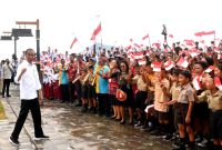Presiden Jokowi disambut ratusan pelajar tingkat SD hingga SMA yang menyanyikan lagu “Kota Manado yang Kucintai”, saat tiba di Dermaga Pulau Bunaken, Sulawesi Utara, Jumat (20/01/2023).