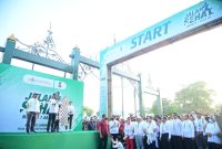 Presiden Jokowi membuka kegiatan jalan sehat dalam rangka menyongsong 1 abad NU, di Kota Surakarta, Jawa Tengah, Minggu (22/01/2023 