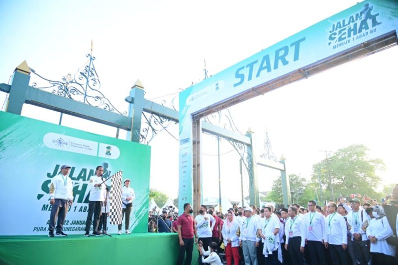Presiden Jokowi membuka kegiatan jalan sehat dalam rangka menyongsong 1 abad NU, di Kota Surakarta, Jawa Tengah, Minggu (22/01/2023 