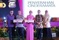Ketua DPRD Provinsi Sumatera Selatan, Hj RA Anita Noeringhati SH MH bersama Pimpinan dan Anggota DPRD Sumsel, menghadiri acara Kenal Pamit Wakil Kepala Kepolisian Daerah Sumatera Selatan [Wakapolda Sumsel], dari Irjen Pol Rudi Setiawan SIK SH MH kepada Brigjen Pol M Zulkarnain SIK MSi. 