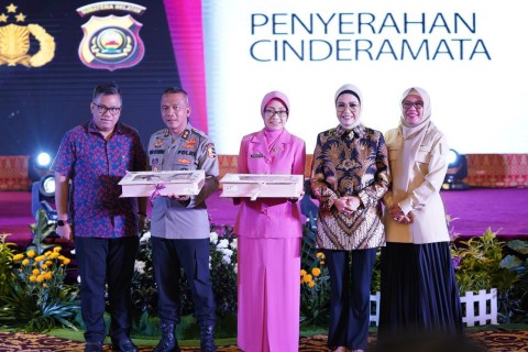 Ketua DPRD Provinsi Sumatera Selatan, Hj RA Anita Noeringhati SH MH bersama Pimpinan dan Anggota DPRD Sumsel, menghadiri acara Kenal Pamit Wakil Kepala Kepolisian Daerah Sumatera Selatan [Wakapolda Sumsel], dari Irjen Pol Rudi Setiawan SIK SH MH kepada Brigjen Pol M Zulkarnain SIK MSi. 