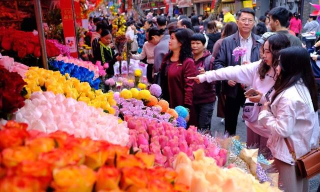 Pasar Bunga Tradisional Western Lake Road, Guangzhou yang kembali ramai dan fotonya banyak beredar di twitter (Foto: @CulturalLingnan)