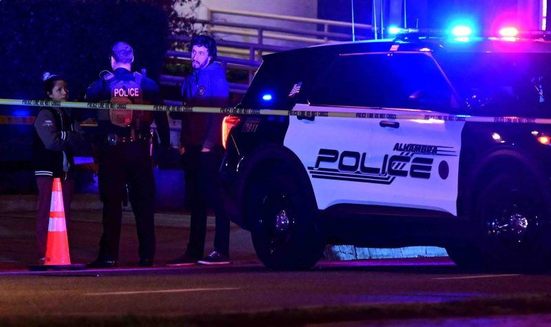 Polisi berjaga setelah terjadi peristiwa penembakan massal di Monterey Park, California, Amerika Serikat (AS), Minggu (22/1/2023). (Foto: Istimewa)