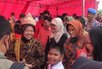 Menteri Sosial ri Rismaharini (kiri) saat menyalurkan bantuan sosial ke Desa Atap, Kecamatan Sembakung, Kabupaten Nunukan, Kalimantan Utara, Selasa (24/1/2023)