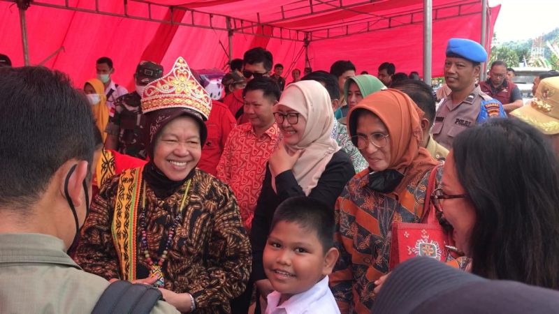 Menteri Sosial ri Rismaharini (kiri) saat menyalurkan bantuan sosial ke Desa Atap, Kecamatan Sembakung, Kabupaten Nunukan, Kalimantan Utara, Selasa (24/1/2023)