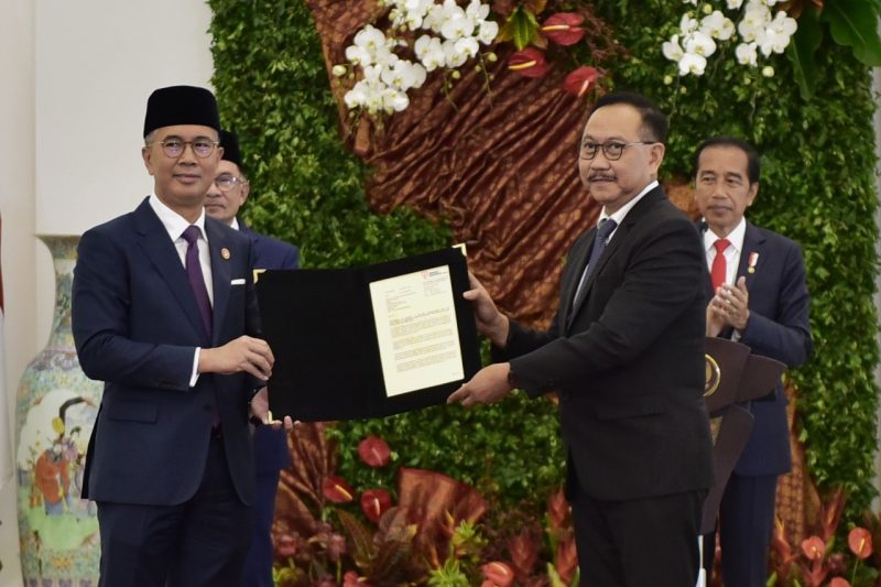 Presiden Jokowi dan PM Anwar Ibrahim menyaksikan serah terima LoI keterlibatan dalam pembangunan IKN, Senin (09/01/2023), di Istana Kepresidenan Bogor, Jabar. (Foto: Humas Setkab)