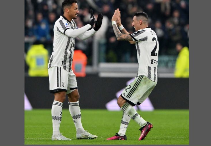 Dua pemain Juventus asal Amerika Latin yakni Danilo (kiri) dan Angel di Maria merayakan gol ke gawang Atalanta. (Foto: twitter @juventusfcen)