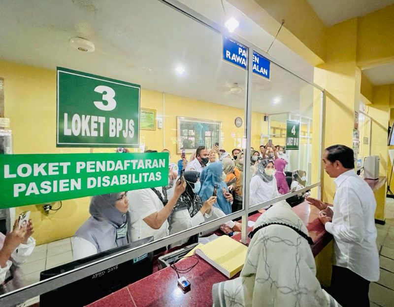 Presiden Jokowi meninjau RSUD Arifin Achmad, di Pekanbaru, Riau, Rabu (04/01/2023)