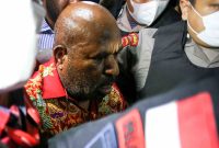 Gubernur Papua Lukas Enembe memasuki ruangan untuk menjalani pemeriksaan di Paviliun Kartika, Rumah Sakit Pusat Angkatan Darat (RSPAD) Gatot Soebroto, Jakarta, Selasa (10/1/2023) malam