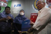 La Nyalla Mattalitti (kanan) saat menyerahkan berkas pendaftaran calon ketua umum PSSI ke kantor PSSI di GBK Arena, Jakarta, Jumat (13/1/2022)