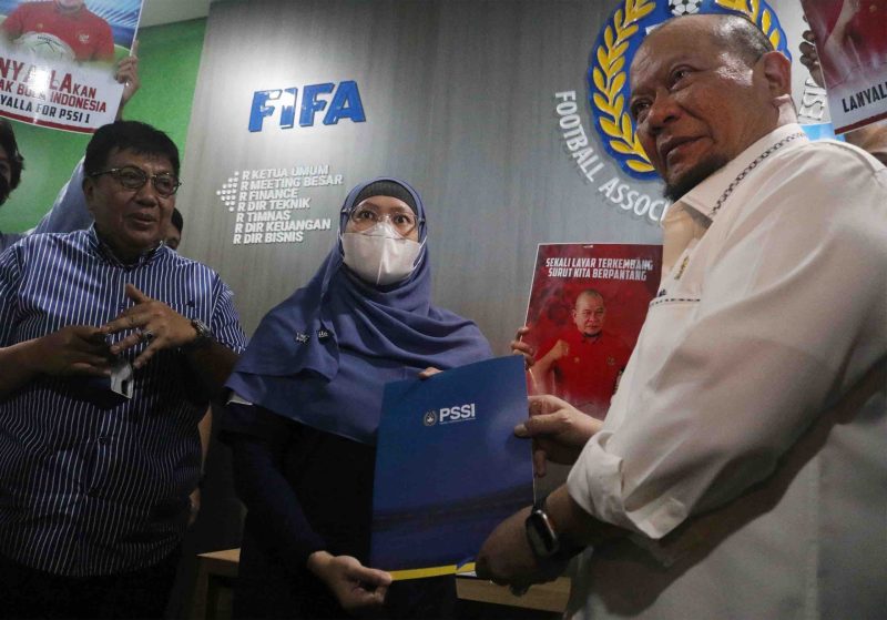 La Nyalla Mattalitti (kanan) saat menyerahkan berkas pendaftaran calon ketua umum PSSI ke kantor PSSI di GBK Arena, Jakarta, Jumat (13/1/2022)