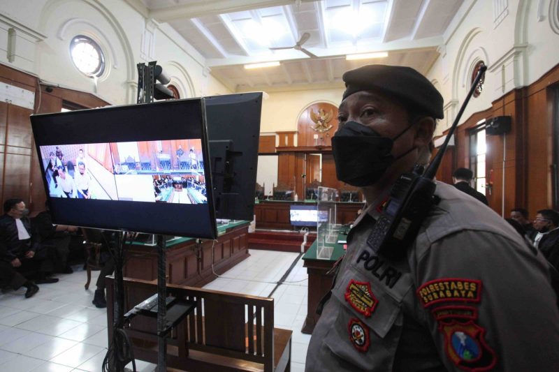 Polisi berjaga di ruang sidang saat sidang kasus tragedi Stadion Kanjuruhan Malang di Pengadilan Negeri Surabaya, Jawa Timur, Senin (16/1/2023)