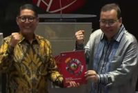 Kepala Eksekutif Pengawas Pasar Modal OJK Inarno Djajadi (kiri) dan Dirut BEI Iman Rachman