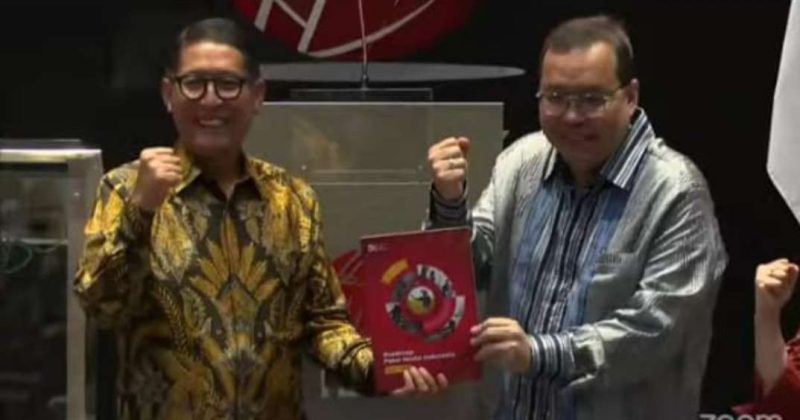 Kepala Eksekutif Pengawas Pasar Modal OJK Inarno Djajadi (kiri) dan Dirut BEI Iman Rachman
