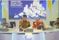 Dirjen Pajak Suryo Utomo (tengah) dalam media briefing Informasi Perpajakan Terkini 